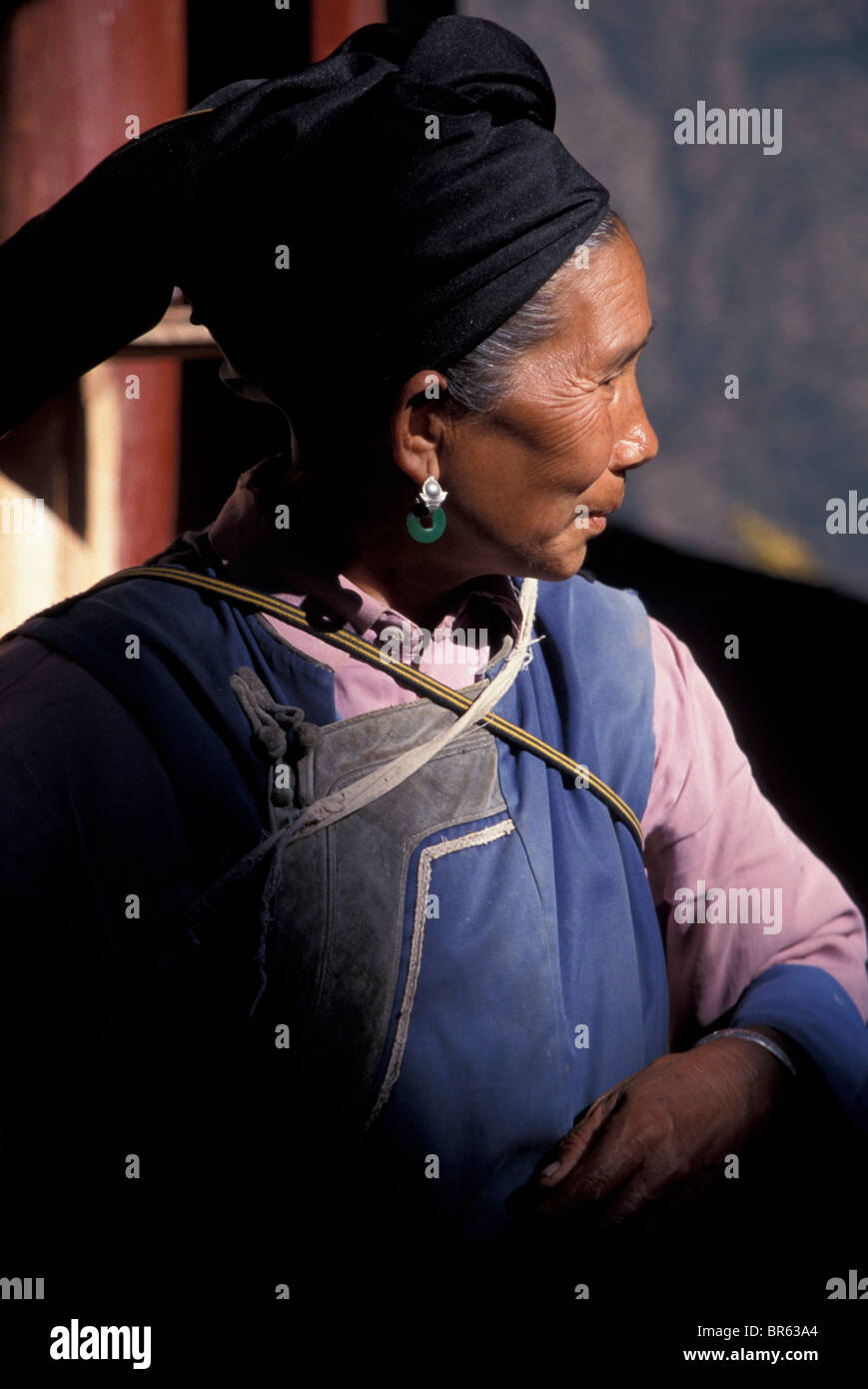 Naxi Frau blickt auf Great Bend des Yangtze Flusses Provinz Yunnan China Stockfoto