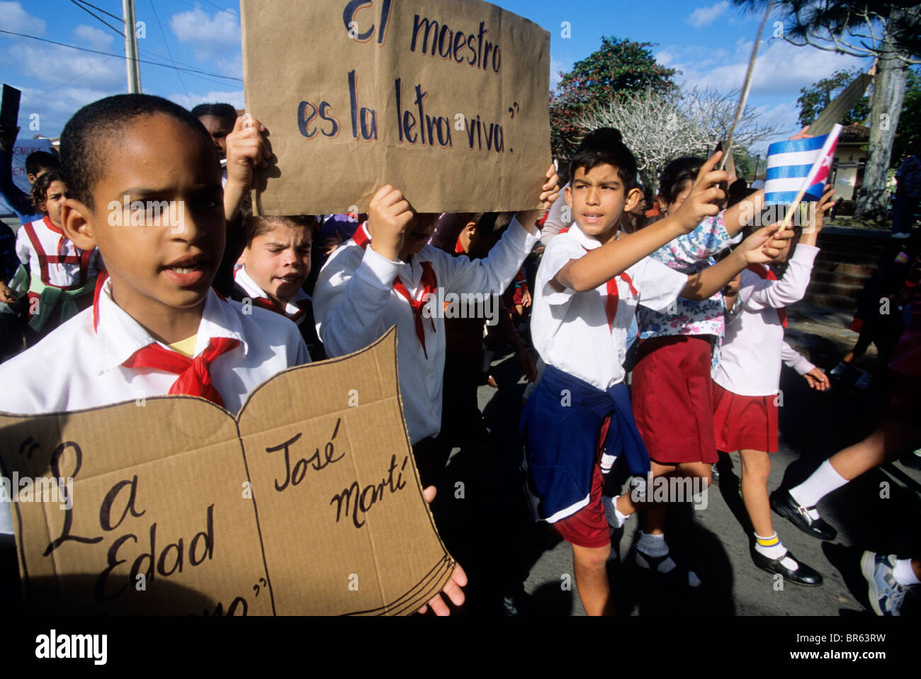 Schulkinder tragen Schilder bei einer Parade zu Ehren des kubanischen Revolutionshelden Jose Marti in Vii¿½ales Kuba. Stockfoto