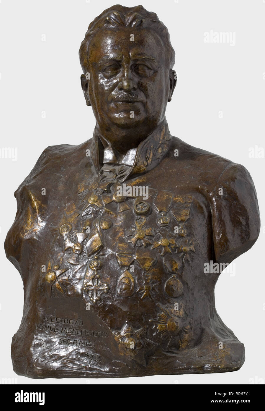 Pierre de Soete (1880-1948) - eine Büste aus Bronze, des Brüsseler Bürgermeisters Joseph van de Meulenbroeck in Uniform mit zahlreichen Dekorationen. Höhe ca. 72 cm. An der Schulter "P. de Soete" signiert und an der Sockelkante "A l" Echevin van de Meulenbroeck ses Amis 1932" eingeschrieben. Pierre de Soete war ein belgischer Bildhauer und Schüler der Brüsseler Akademie. Vgl. Vollmer, Bd. 4, S. 311. Menschen, 1930er, 20. Jahrhundert, Objekt, Objekte, Stills, Clipping, Ausschnitte, Ausschnitte, Ausschnitte, Skulpturen, Skulpturen, Statuette, Figurine, Figurinen, Statuetten, Bildende Kunst, Kunst, Mensch, m, Stockfoto