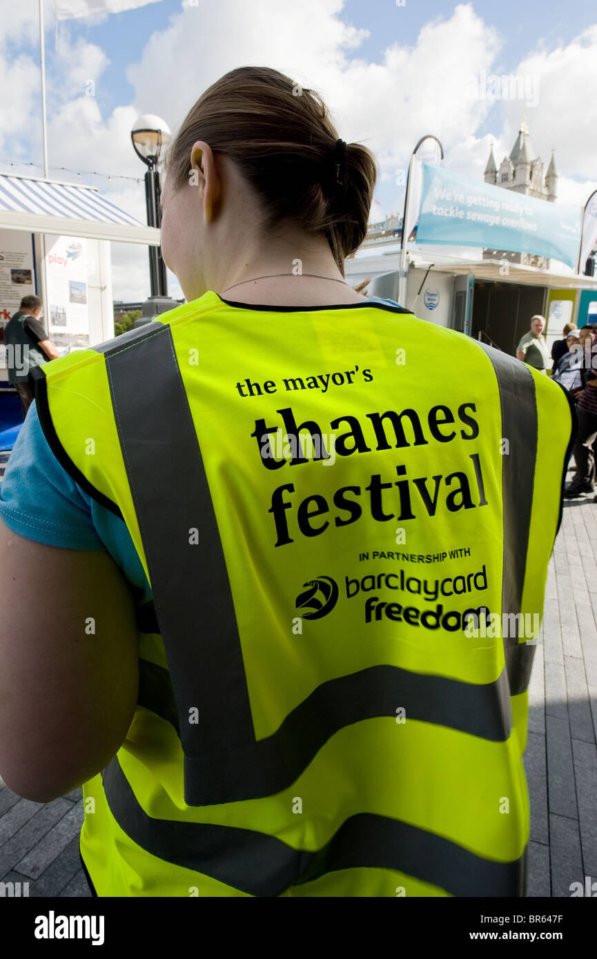 Ein Steward auf dem Thames Festival in London. Stockfoto