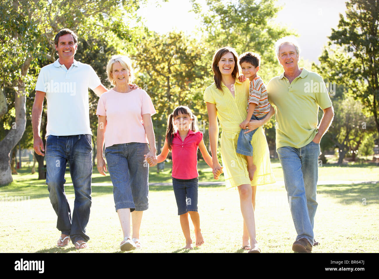 Gruppenbild der Spaziergang im Park-Familie erweitert Stockfoto