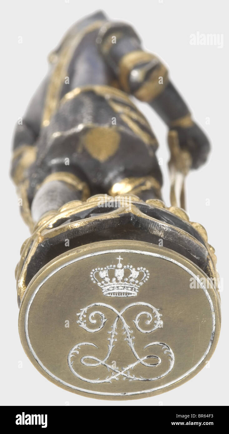 König Ludwig II. Von Bayern (225-6) - ein persönliches Siegel, aus Silber und vergoldeter Bronze. Der Griff in Form eines historischen, Ritters in voller Rüstung, die rechte Hand ruht auf seinem goldenen Schwert, im linken der Schild mit Fleurs-de-LIS. An einer neogothen Sohle. Die Siegelmatrix mit dem umgekehrten Monogramm "L" auf der Grundlage des Monogramms des französischen Sonnenkönigs Ludwig XVI., das von der bayerischen Königskrone überragt wurde. Höhe 10,8 cm. In einem mit samt und Seide gefütterten Etui mit Etikett und handschriftlicher Inventarnummer "306." auf dem Deckel ist der Boden mit Resten eines anderen Etiketts versehen. Vgl. Ein ähnliches Meer, Stockfoto