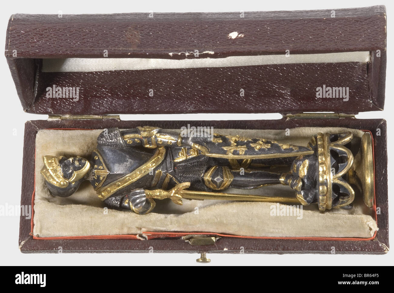 König Ludwig II. Von Bayern (225-6) - ein persönliches Siegel, aus Silber und vergoldeter Bronze. Der Griff in Form eines historischen, Ritters in voller Rüstung, die rechte Hand ruht auf seinem goldenen Schwert, im linken der Schild mit Fleurs-de-LIS. An einer neogothen Sohle. Die Siegelmatrix mit dem umgekehrten Monogramm "L" auf der Grundlage des Monogramms des französischen Sonnenkönigs Ludwig XVI., das von der bayerischen Königskrone überragt wurde. Höhe 10,8 cm. In einem mit samt und Seide gefütterten Etui mit Etikett und handschriftlicher Inventarnummer "306." auf dem Deckel ist der Boden mit Resten eines anderen Etiketts versehen. Vgl. Ein ähnliches Meer, Stockfoto