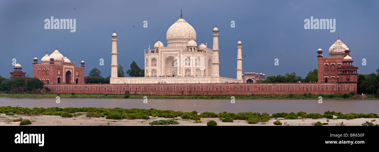 Taj Mahal gesehen aus über den Fluss Yamuna in Agra, Uttar Pradesh, Indien Stockfoto