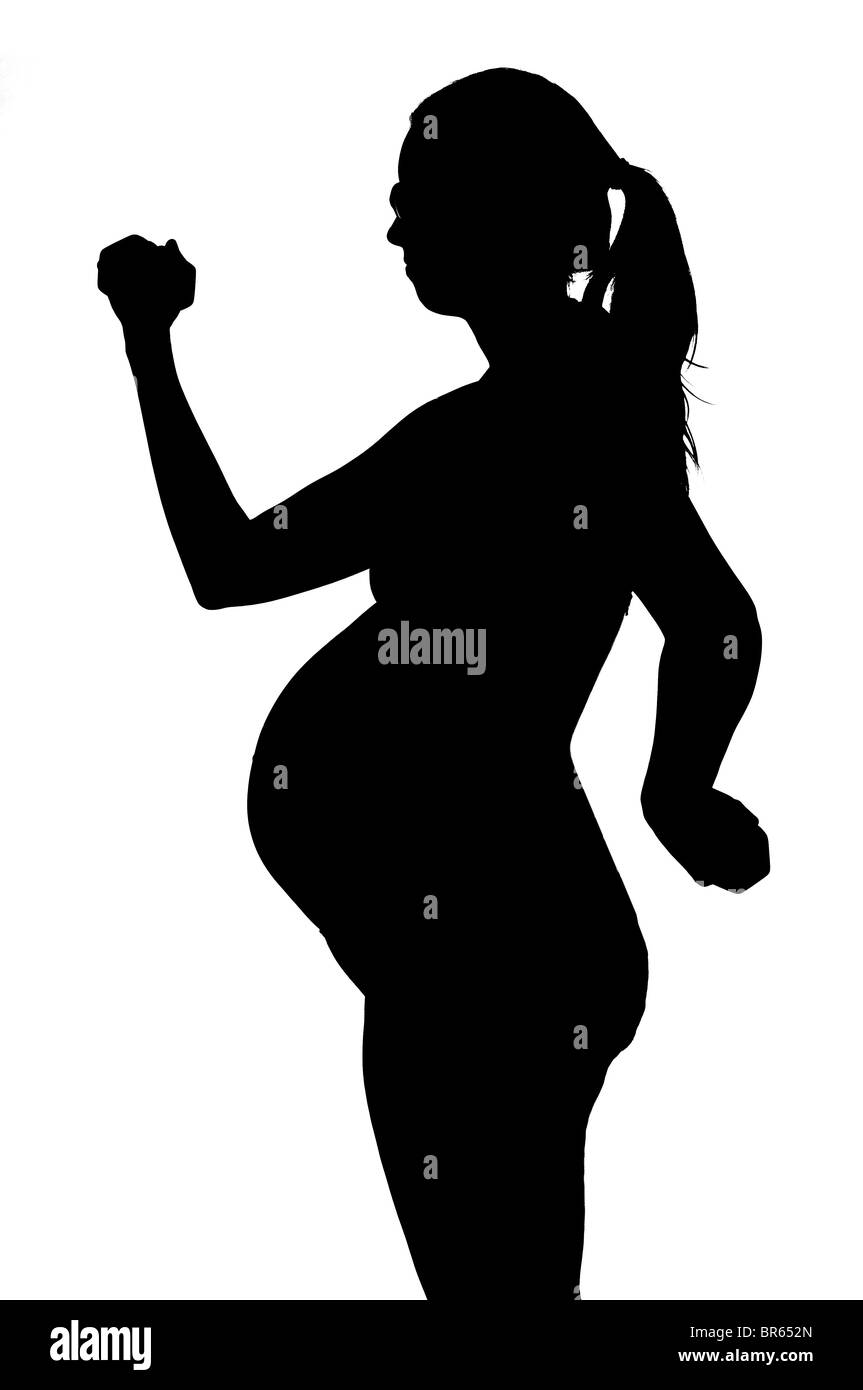 Schwangere Frau mit Requisiten und schwarzen Badeanzug auf weißem Hintergrund. Stockfoto