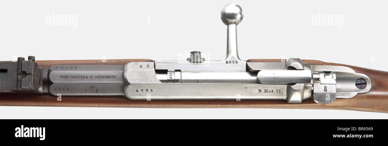 Ein Modell 1871 "Jäger" Gewehr, Mauser Oberndorf, 11 mm cal., nein 4354. Vollständig übereinstimmende Nummern einschließlich aller Schrauben. Spiegelgleiche, 4-Rillen-Rillbohrung, Fasslänge 72 cm. Faltbare Rahmen-Sehenswürdigkeiten. Auf der mit "GEBR." markierten Fasswurzel Mauser & CO. OBERNDORF", links am Empfänger mit der Aufschrift "B.MOD.71", rechts mit dem Stempel "1876" versehen. Abnahmezeichen an allen Teilen. Komplett in brauner Ausführung, blutete Armaturen, Schloss und Empfänger in Weiß. Makelloser Walnussbestand mit tiefen Stempeln, gebogenem Auslöseschutz mit verlängerter, leicht abgenutzter Fingerauflage, Reinigungsstange und Stockfoto