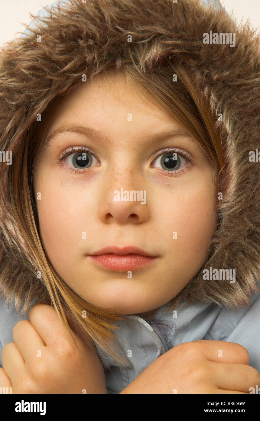Kalten junges Mädchen 8, mit einem warmen Mantel mit pelzigen Kapuze Stockfoto