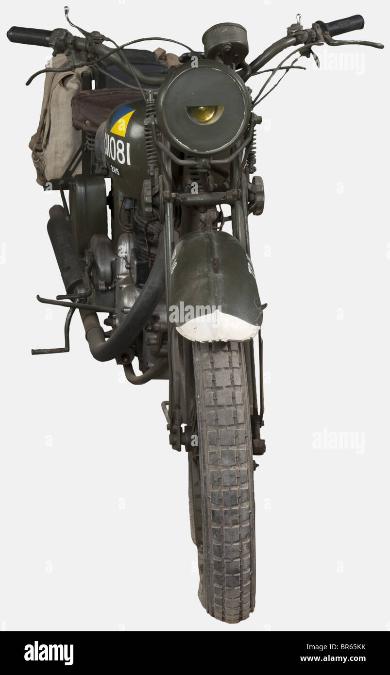 Vehicles MILITAIRES, Moto Royal Enfield 350 WD, C'est en 1931 que la firme Royal Enfield lança sa première 'Bullet' dont le Slogan était 'fabriquée comme une arme, elle file à la vitesse d'une balle'. SA vitesse était plus modeste que le Slogan ne le laissait dire, mais elle pouvait atteindre les 110 km/heure. D'une moto civile, elle devint dès le début de la guerre une estafette idéale dans l'Armée Britannique. Fabriquée depuis 1955 aux indes, la 'Bullet' détient un record de longévité inégalé. Moto en très bon état, mais nécessitant une Restauration mécaniqu, Stockfoto