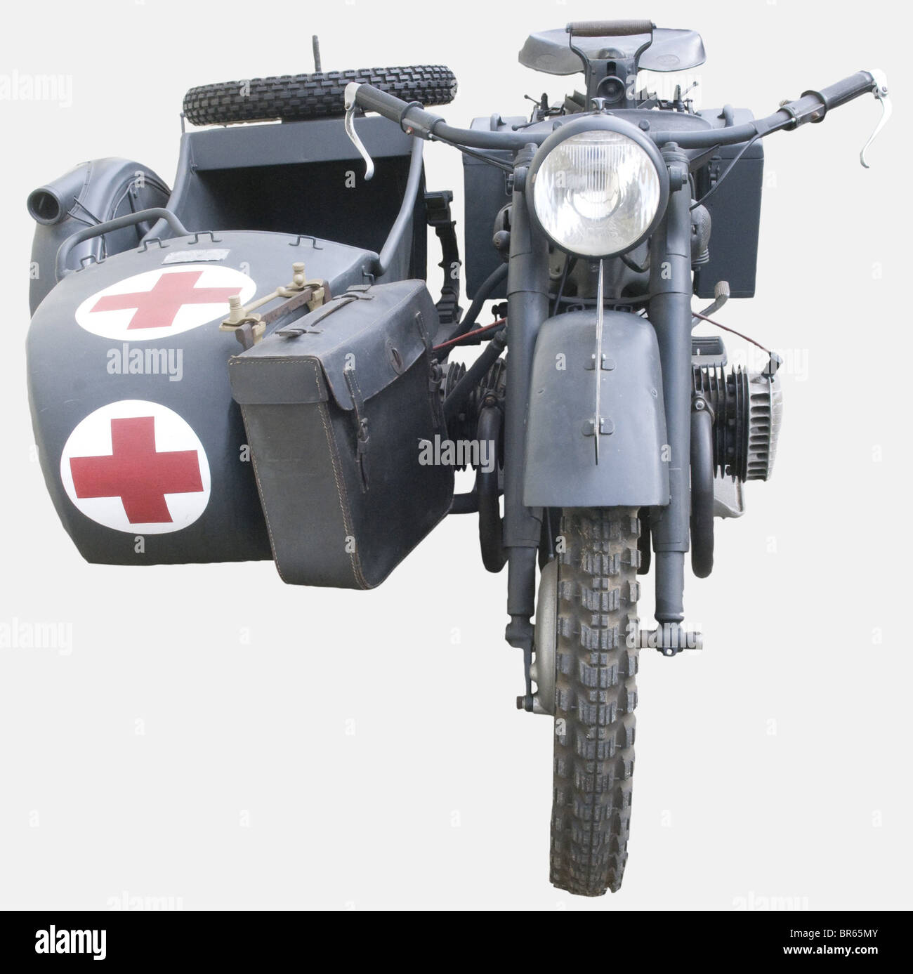 FAHRZEUGUNITIONÄRE, BMW R12 avec Seitenwagen, C'est en 1935 que commença la production de la BMW R12 afin d'équiper la police ainsi que les unités de reconnaissance de la Wehrmacht. Elle fut la première à recevoir une fourche télescopique de série et son side car pouvait recevoir une mitrailleuse MG34 ou 42 offrant un appui feue non négligeable. Avec 20cv, la vitesse maximale avec le side était de 58 km/h pour une autonomie de 215 km. La Version militaire fut produite à plus de 16000 exemplaires, cependant sa 'carrière' militaire fut écourtée par l'apparition de, Stockfoto