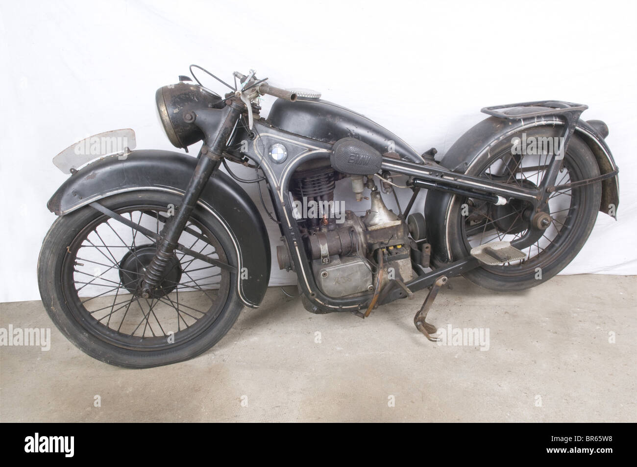 Vehicules MILITAIRES, Moto EMW, fabriquée en DDR après guerre , ce véhicule fut également produit après-guerre par l'Industrie soviétique et par la RDA sous l'appélation 'EMW' (Eisenacher Automobilwerke). Equipée d'un monocylindre de 342cc avec soupapes en tête, elle développait 14cv pour un poids de 155 kg. 15386 Exemplaires fuent construits Pendant la guerre. fût livrée à l'armée qui l'utiliza comme estafette. Engin à Restaurant, selle absente, moteur d'origine non bloqué. Numéro du cadre '210434'. Numéro du moteur '210434'. Pas de c, Stockfoto