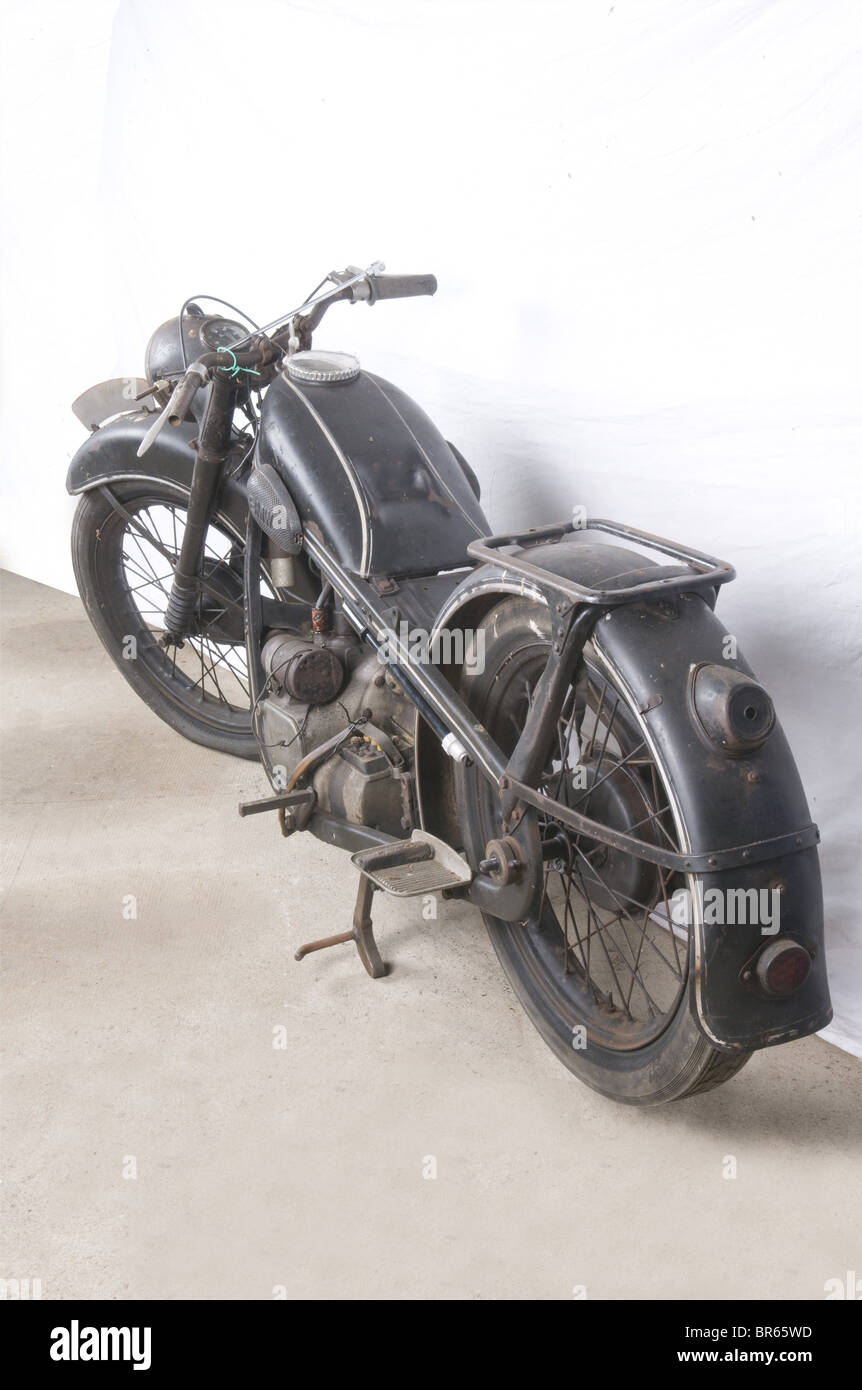 Vehicules MILITAIRES, Moto EMW, fabriquée en DDR après guerre , ce véhicule fut également produit après-guerre par l'Industrie soviétique et par la RDA sous l'appélation 'EMW' (Eisenacher Automobilwerke). Equipée d'un monocylindre de 342cc avec soupapes en tête, elle développait 14cv pour un poids de 155 kg. 15386 Exemplaires fuent construits Pendant la guerre. fût livrée à l'armée qui l'utiliza comme estafette. Engin à Restaurant, selle absente, moteur d'origine non bloqué. Numéro du cadre '210434'. Numéro du moteur '210434'. Pas de c, Stockfoto