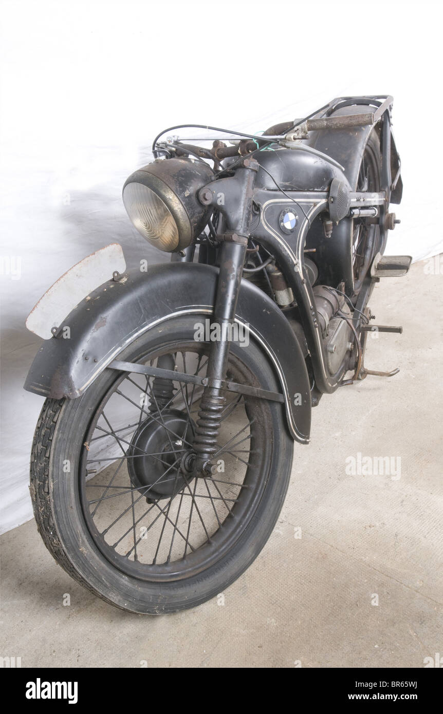 Vehicules MILITAIRES, Moto EMW, fabriquée en DDR après guerre , ce véhicule fut également produit après-guerre par l'Industrie soviétique et par la RDA sous l'appélation 'EMW' (Eisenacher Automobilwerke). Equipée d'un monocylindre de 342cc avec soupapes en tête, elle développait 14cv pour un poids de 155 kg. 15386 Exemplaires fuent construits Pendant la guerre. fût livrée à l'armée qui l'utiliza comme estafette. Engin à Restaurant, selle absente, moteur d'origine non bloqué. Numéro du cadre '210434'. Numéro du moteur '210434'. Pas de c, Stockfoto