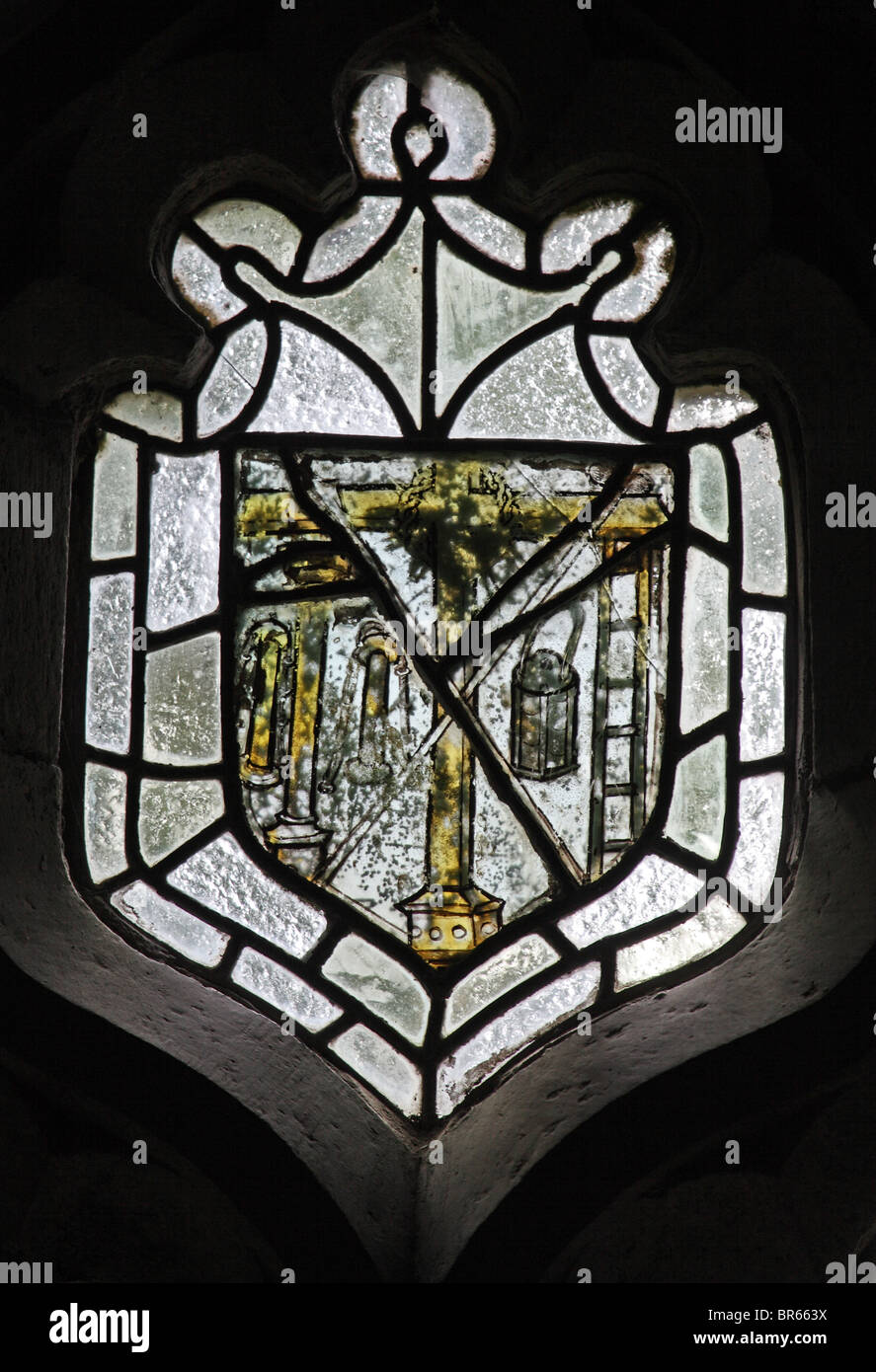 Ein mittelalterlicher Glasfenster, die Darstellung der Arma Christi oder Waffen Christi, Kirche St. Kinnbacken, Cornwall Stockfoto