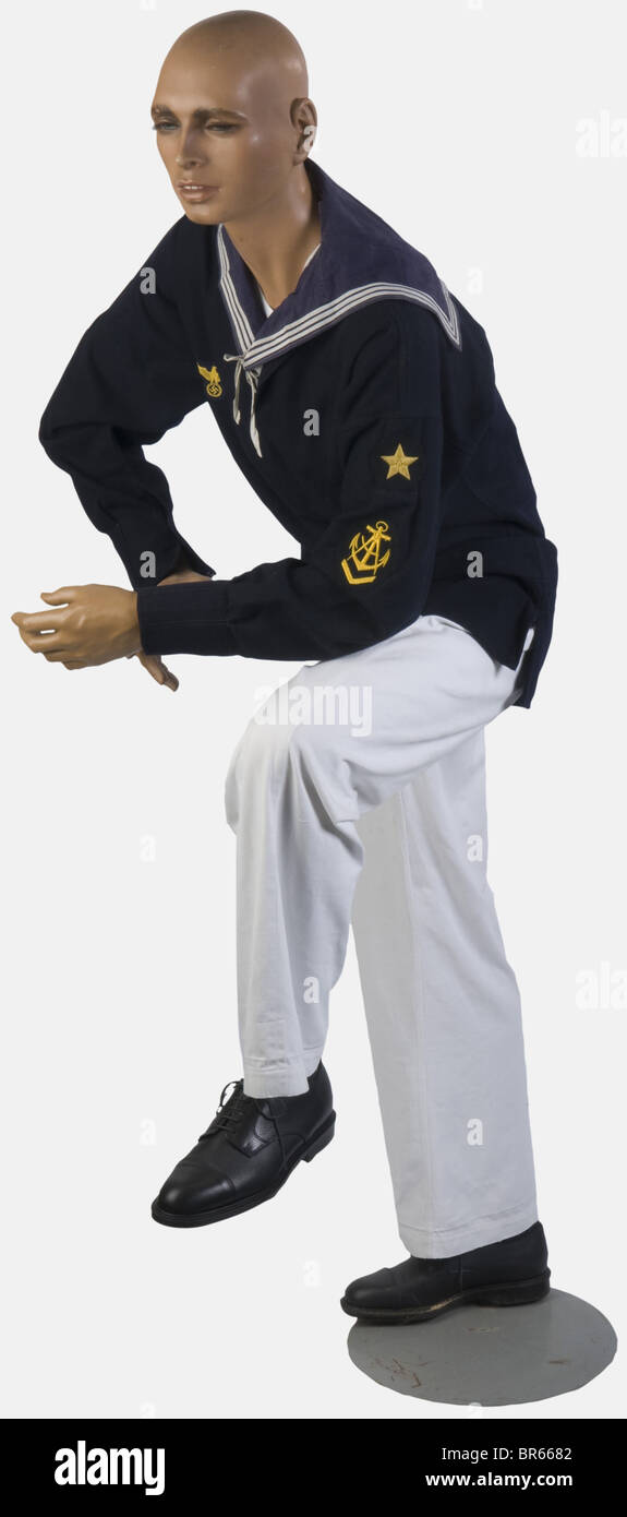 Kriegsmarine, Matelot de la Kriegsmarine, sur Mannequin, comprenant une marinière en drap bleu foncé avec col amovible bleu à rayures blanches, aigle de poitrine et insignes de spécialités, un pantalon blanc de pont en coton blanc, une paire de chaussir en nobir. Stockfoto