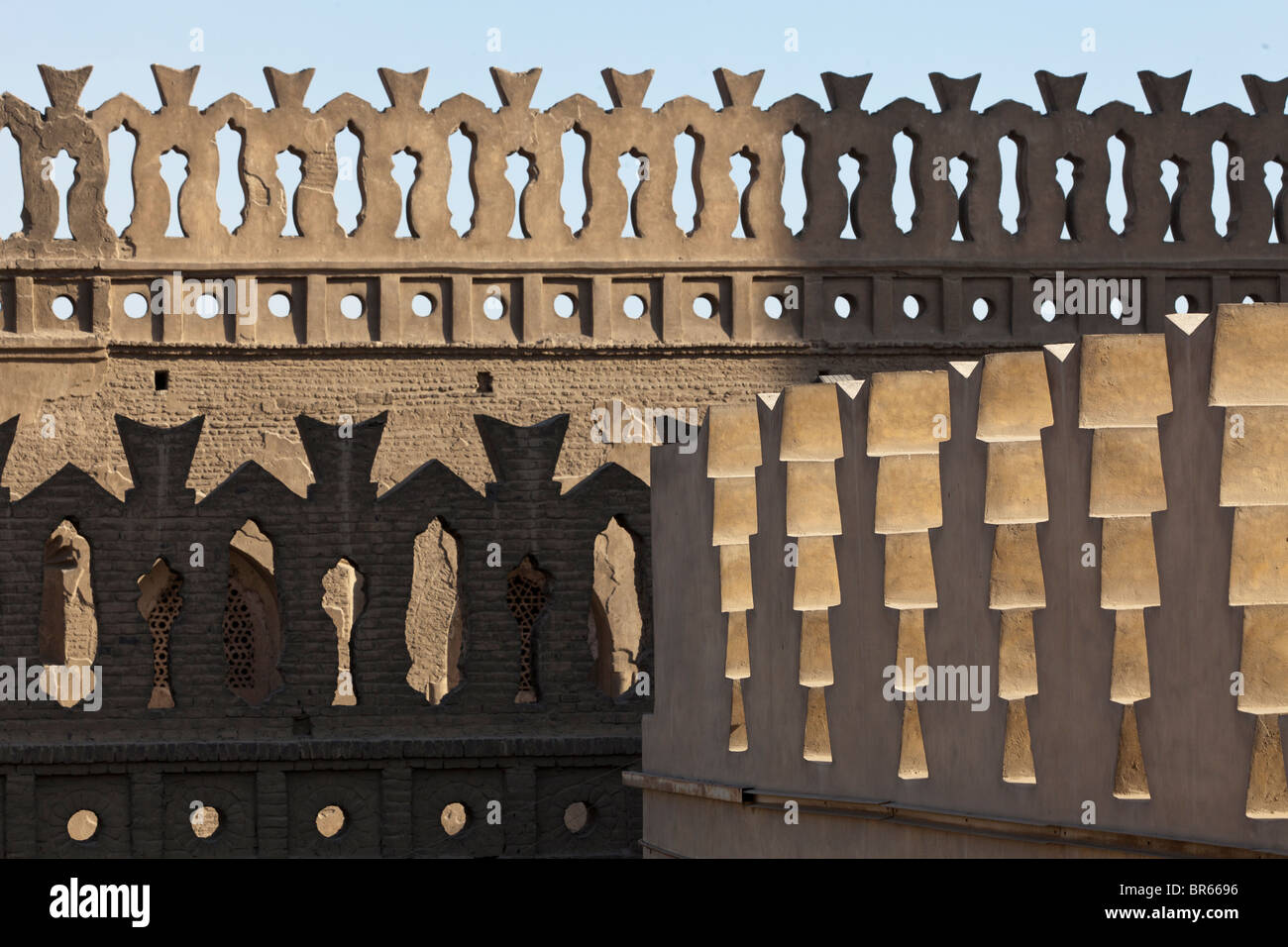 Crenelations der Ibn-Tulun-Moschee und Madrasa des Sarghatmish Stockfoto