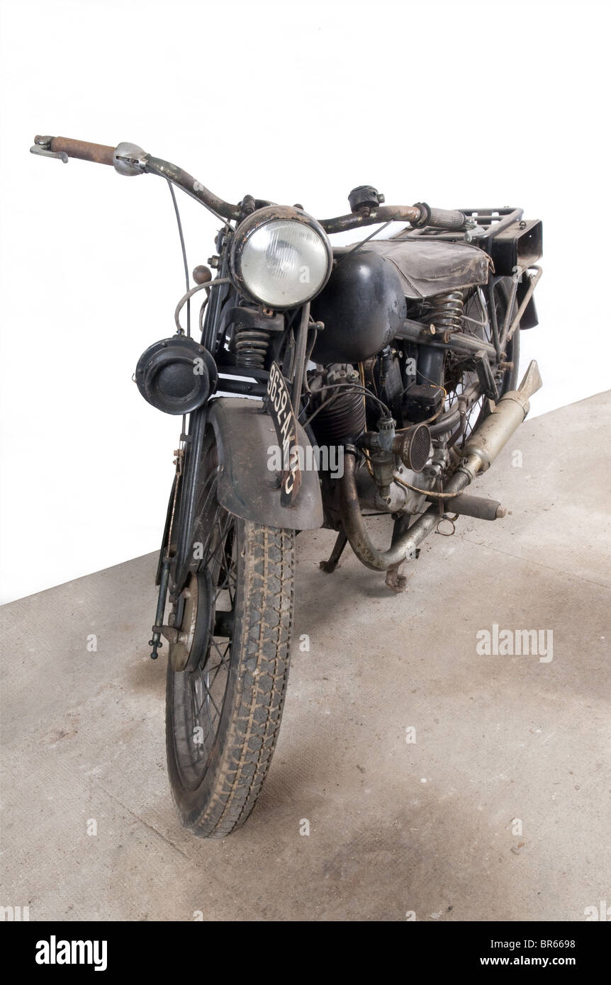 Vehicles MILITAIRES, Moto DKW 200, série SB, Issue de la série de DKW RT, la SB assura à la marque un succès sans égal. En 1937, DKW est le Premier constructeur mondial de motos, il fabrique 55.700 exemplaires de ce modéle. La série SB fut fabriquée de 1933 à 1938. Moto complète à Gastronom, Moteur non bloqué. Numéro de cadre '209205'. Numéro de moteur '296976/60'. Pas de carte grise, Stockfoto