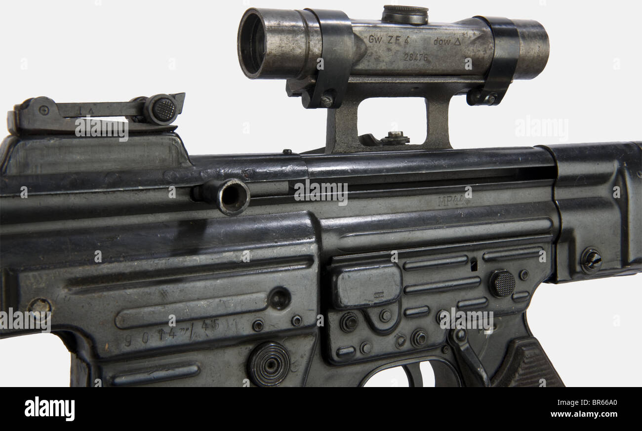 Ein deutsches Sturmgewehr MP 44, auf der Vorderseite des Rahmens mit einem Stempel "fxo" versehen (C.G. Haenel Waffen & Fahrrad Fabrik Suhl), Kaliber 7,92 x 33, Nummer 9014n, passende Nummern (die Stockgehäuse-Nummer neu aufgefüllt), Holzgriffplatten, Originalschlinge, reblued. Eine seitliche Schienenhalterung, die auf der rechten Seite des Rahmens angeschweißt ist (zweifelhaft). Nach dem Krieg mit dem Muster ZF 4 Scope Number 28476 made by 'dow' (Opticotechica GmbH Prerot, Prot and Triangle) und einem seitlichen Scope mounting Replica. Historisch, historisch, 1930er, 20. Jahrhundert, Objekt, Objekte, Stills, Clipping, Clippings, Cut o, Stockfoto