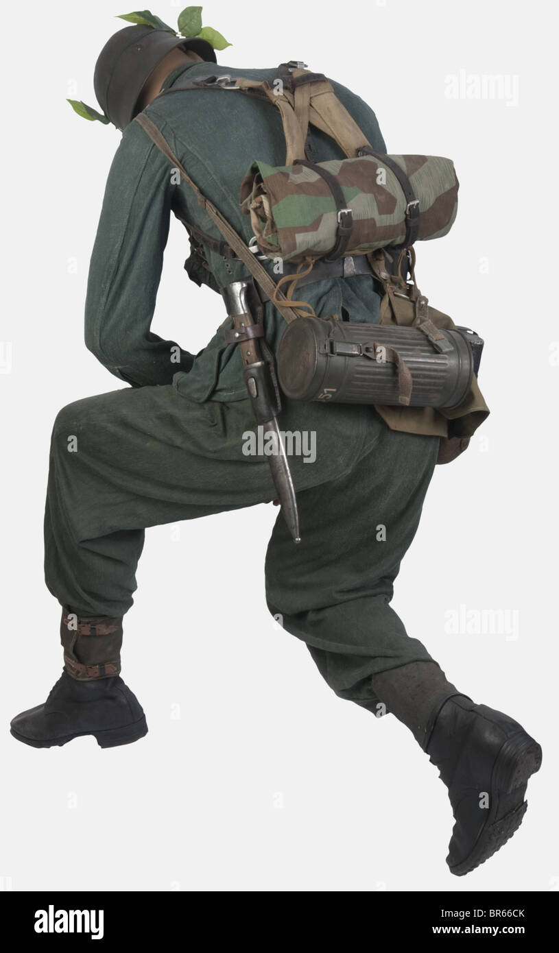 Wehrmacht, Soldat d'infanterie, sur Mannequin, comprenant un Casque modèle 35/40, peinture verte présente à 20 %, sans insige, avec sa jugulaire et son intérieur (cuir abîmé), une veste quatre poches treillis vert roseau, complète de ses boutons, le patultes de la de patentre, en l'troutroute, de pétes d'troutes, en. UN pantalon droit treillis roseau, guêtres toile verte, brodequins cuir noir, ceinturon noir troupe avec boucle Aluminium non du modèle (Reichswehr), paquetage d'assaut 'Sturmgepäck' avec sa toile de tente ée éclats, sa se et, Stockfoto