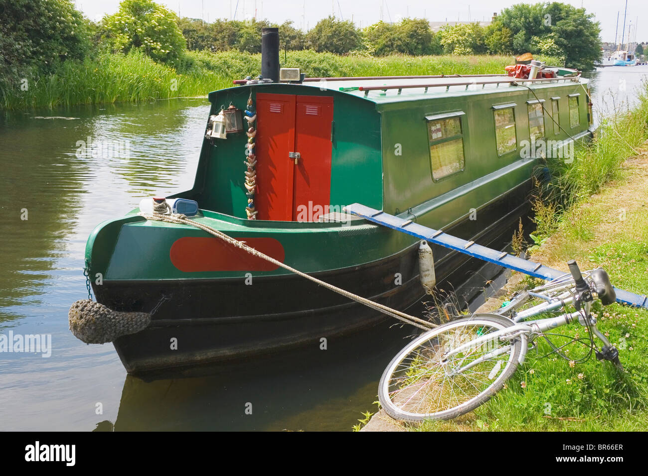 Glasson Dock, Lancaster, Lancashire, England. Schmale Boot vor Anker am Fluß Lune. Stockfoto