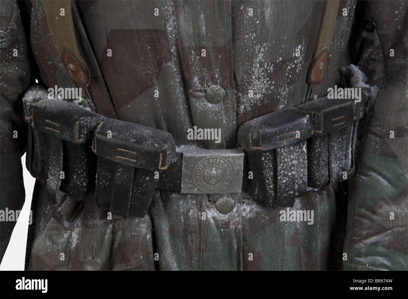 Wehrmacht, Soldat de la Wehrmacht en tenue d'hiver, sur Mannequin, comprenant une chapka en drap feldgrau et peau de lapin, sans insige, intérieur satinette grise, une parka de la Luftwaffe tarée éclats complète avec tous ses boutons, doublure satinette grise, particlats de la particlante de la particlate en manclate Doublure satinette grise, surbottes de Garde en feutre à semelles de bois, ceinturon troupe cuir noir avec boucle Aluminium, paire de cartouchières en cuir noir de 98K, baionnette de Mauser Première Guerre avec son porte-fourreau, pai, Stockfoto