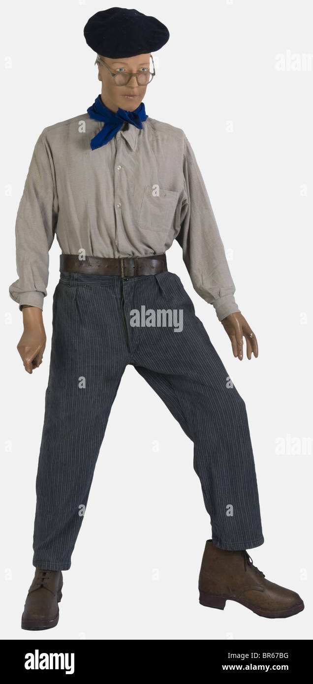 Frankreich, Résistant francais, sur Mannequin. UN béret basque en laine de la marque 'Pédrieto'. UN foulard en tissu bleu. Une chemise à carreaux civile comportant une poche de poitrine, à gauche. UN ceinturon francais satz à un ardillon. UN pantalon à rayures avec une poche gousset à droite et deux poches latérales. Une paire de brodequins cloutés, en cuir avec des semelles en des bois, Stockfoto