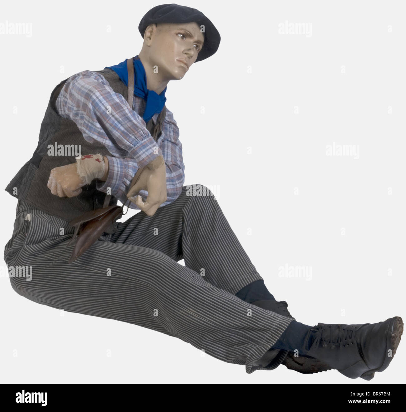 Frankreich, Résistant francais, sur Mannequin. UN béret basque en laine (nomreux trous de miles, pourtour arraché, doublure disparu). UN foulard en tissu bleu. UN boléro à quatre poches plus une martingale. UN étui simplifié pour le revolver Réglementaire modèle 1892, le passant arrière est abwesend et l'intérieur a été découpé au niveau des logements pour les cartuches, la bretelle Réglable, en cuir, est présente. UN pantalon à rayures comportant deux poches latérales. Une paire de chaussettes bleues. Une fause paire de brodequins style 1917 très abimés, Stockfoto