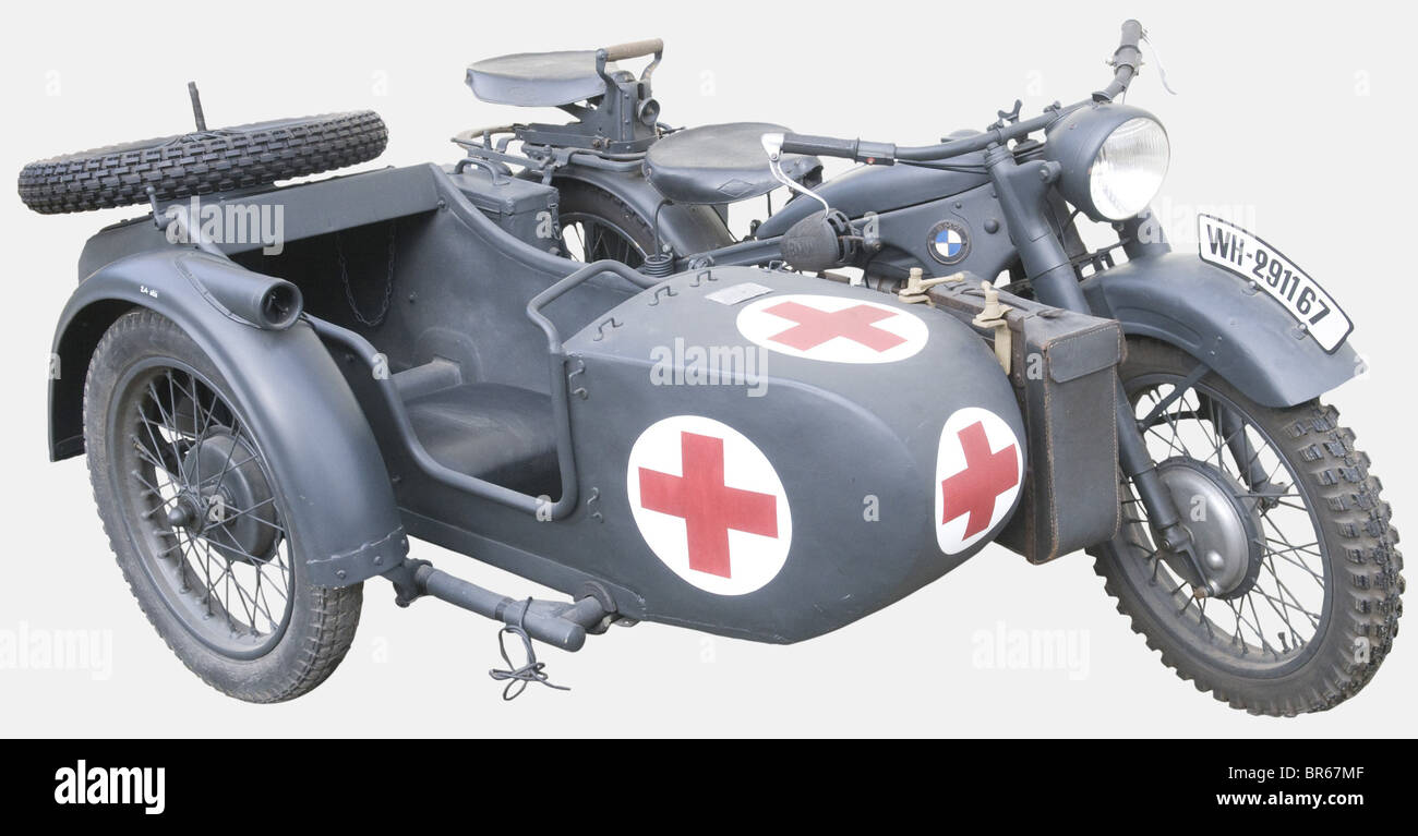 FAHRZEUGUNITIONÄRE, BMW R12 avec Seitenwagen, C'est en 1935 que commença la production de la BMW R12 afin d'équiper la police ainsi que les unités de reconnaissance de la Wehrmacht. Elle fut la première à recevoir une fourche télescopique de série et son side car pouvait recevoir une mitrailleuse MG34 ou 42 offrant un appui feue non négligeable. Avec 20cv, la vitesse maximale avec le side était de 58 km/h pour une autonomie de 215 km. La Version militaire fut produite à plus de 16000 exemplaires, cependant sa 'carrière' militaire fut écourtée par l'apparition de, Stockfoto