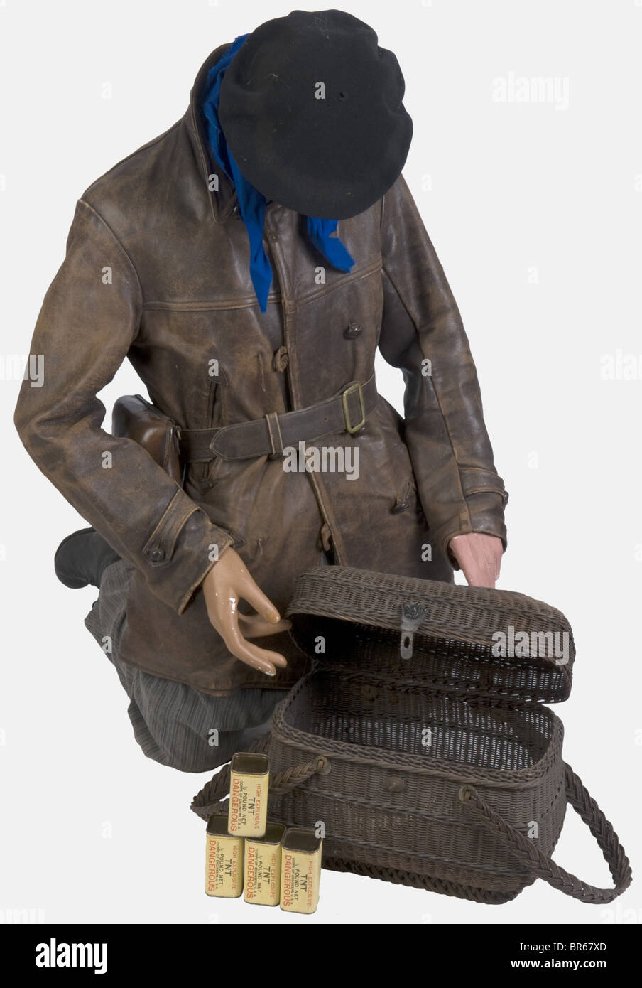 Frankreich, Résistant francais, Un béret basque en laine de la marque "Eskualduna", présentant des trous de Milben. UN foulard en tissu bleu. Une veste en cuir de coupé raglan et col en fourrure (quelques boutons manquants). UN ceinturon francais en cuir sans ardillon. UN étui en cuir de revolver Réglementaire modèle 1892, dit étui 'jambon'. UN pantalon à rayures marqué 'Super Flérien' à l'intérieur, poche gousset à droite, deux poches latérales, une poche Revolver droite, une martingale arrière. Une paire de chaussures de cuir noir, d'origine civile. UN panier en o, Stockfoto