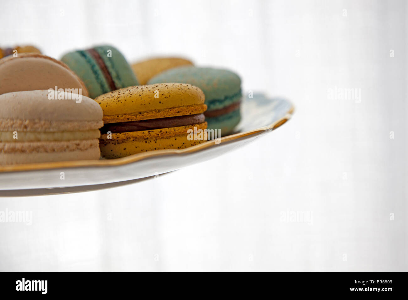 Teller mit aromatisierten Makronen Cookies von der Seite Stockfoto