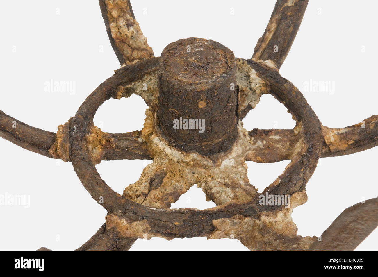 USA, Grappin provenant de la Pointe du Hoc, Acier assemblé comportant Six Pointes. Ensemble très korrodé. La Pointe du Hoc constituait un élément essentiel du Mur de l'Atlantique. Dans la forêt de Casemates étaient dispées sechs pièces de 155 mm pouvant balayer à la fois la plage dite d'Omaha et, à plus longue distance, celle dite d'Utah. C'est ainsi que le commandement du secteur américain d'Omaha a décidé d'une Mission visant à Capturer cette batterie. Celle-ci fût confiée au 116ème Régiment d'Infanterie (29ème Division) et plus particulièrement à deux batai, Stockfoto