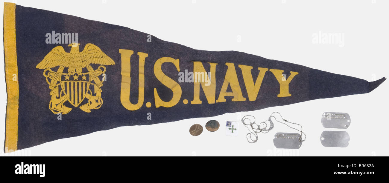 U.S.A, Fanion de l'US Navy, Forme triangulaire en coton imprimé de 250 x 500 mm de couleur bleu-jonquille. On y Joint trois plaques d'identité US dont deux matriculées, 2 insignes de col US (santé et infanterie, une épingle cassée, pas d'attache Pin's) et un crest de Régiment US, Stockfoto