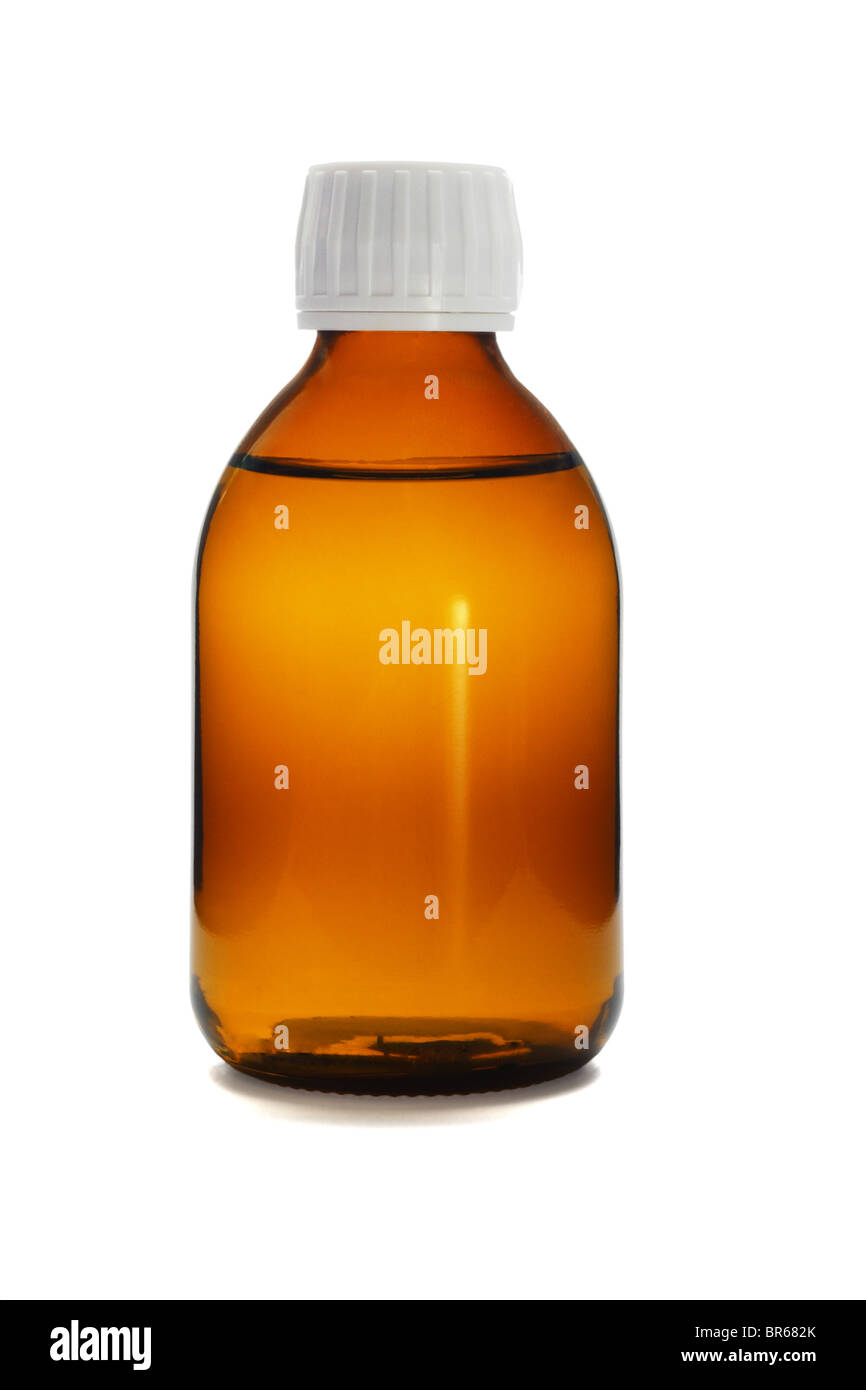 Flüssige Medizin in Glasflasche auf weißem Hintergrund Stockfoto