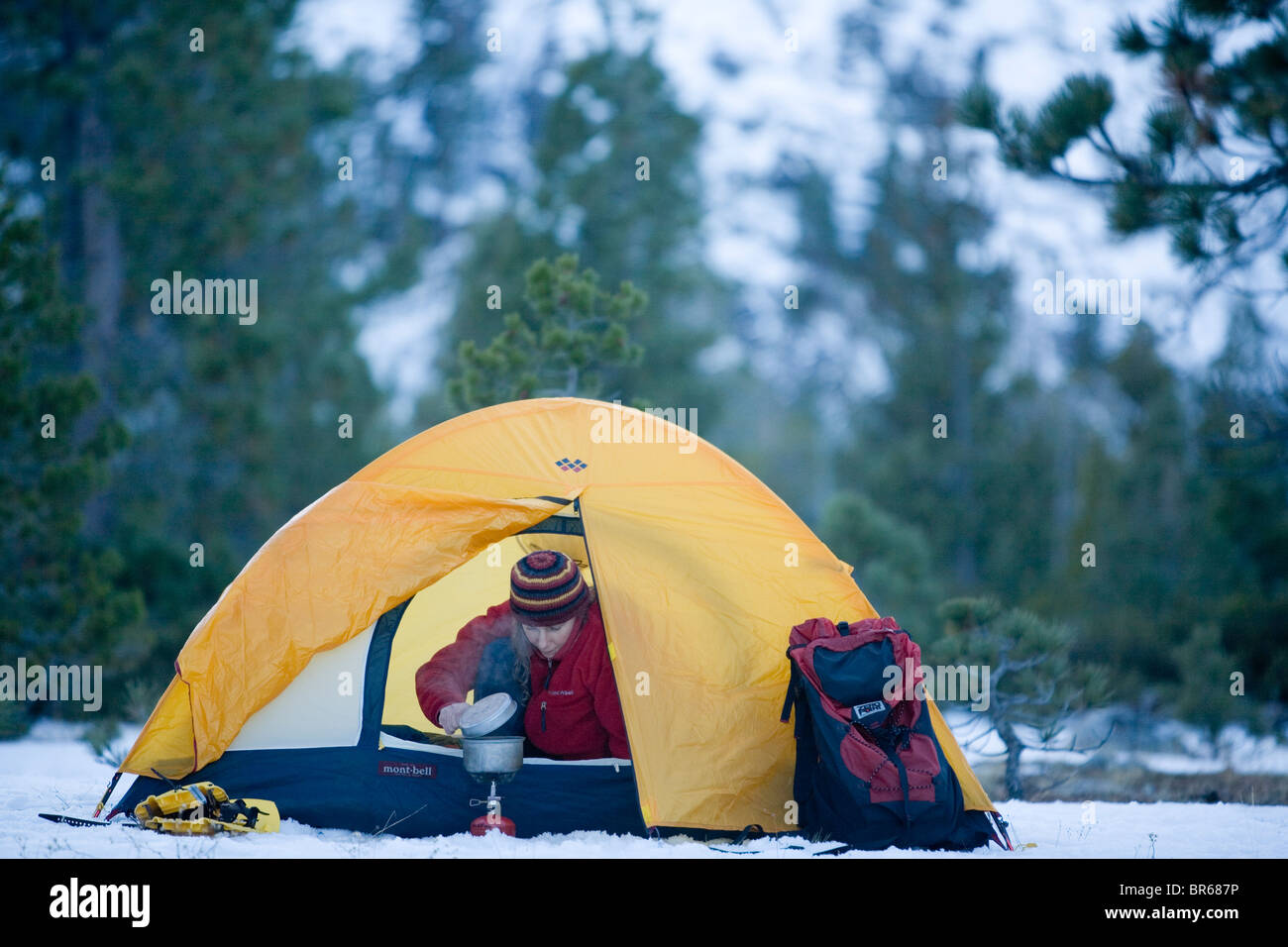 Kim Miller camping / Kochen in den Sierra Nevada Bergen oberhalb von Lake Tahoe Kalifornien. Stockfoto