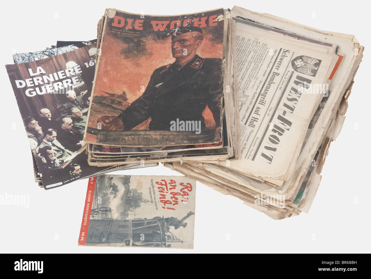 Wehrmacht, Ensemble de revues allemandes de la Deuxième Guerre, comprenant une vingtaine de numéros de 'Der Adler' des années 42-43-44, quelques numéros de 'Die Woche', un nombre important de journaux ('Westfront', 'Der Durchbruch' etc.....) et de revues (er Brief der westlichen Front, 'Iller' usw.) Umgebung 40 pièces. Auf der gemeinsamen 30 numéros de la 'Dernière Guerre', éditions Atlas 1980, Stockfoto