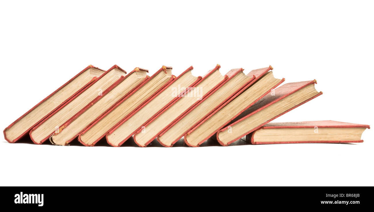 Line-up der alten Bücher isoliert auf weißem Hintergrund. Stockfoto