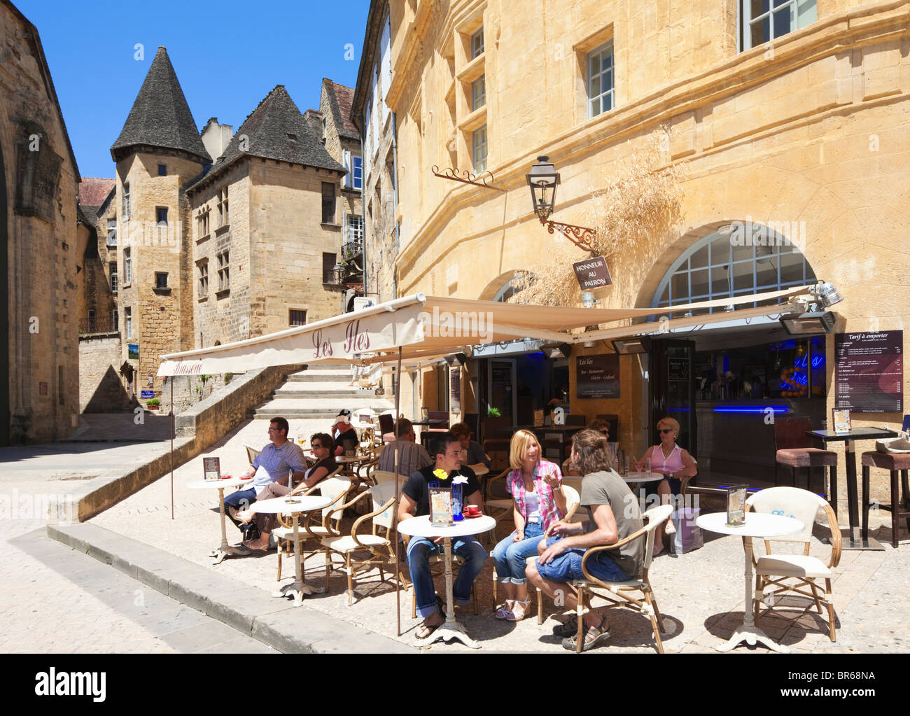 Menschen in Cafés in Place De La Liberte, Sarlat la Caneda; Dordogne; Frankreich Stockfoto