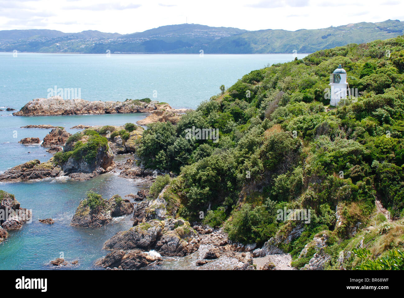 Der Leuchtturm auf Matiu / Somes Island, mit Blick auf Hafen von Wellington, Neuseeland Stockfoto