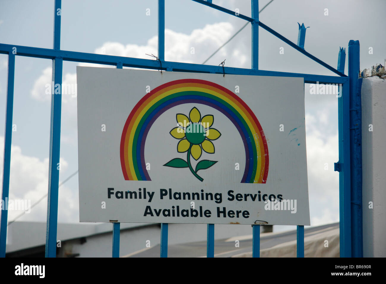 Schild auf einer Marie Stopes Klinik Tor in Gulu, Uganda verkündet, dass Familienplanung innerhalb zur Verfügung stehen Stockfoto