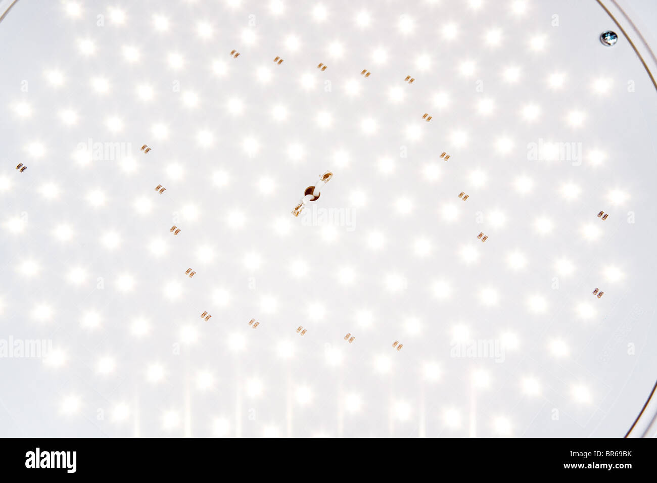 Neue led-Beleuchtung spart eine Menge Energie im Vergleich zu alten Lampen Stockfoto