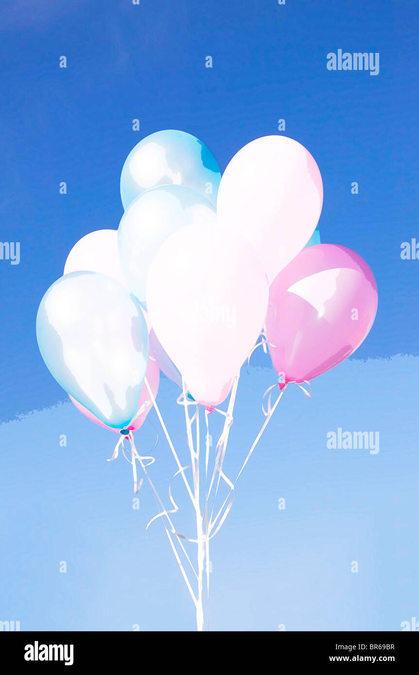 Es gibt bunte Luftballons auf blauen Himmelshintergrund Stockfoto