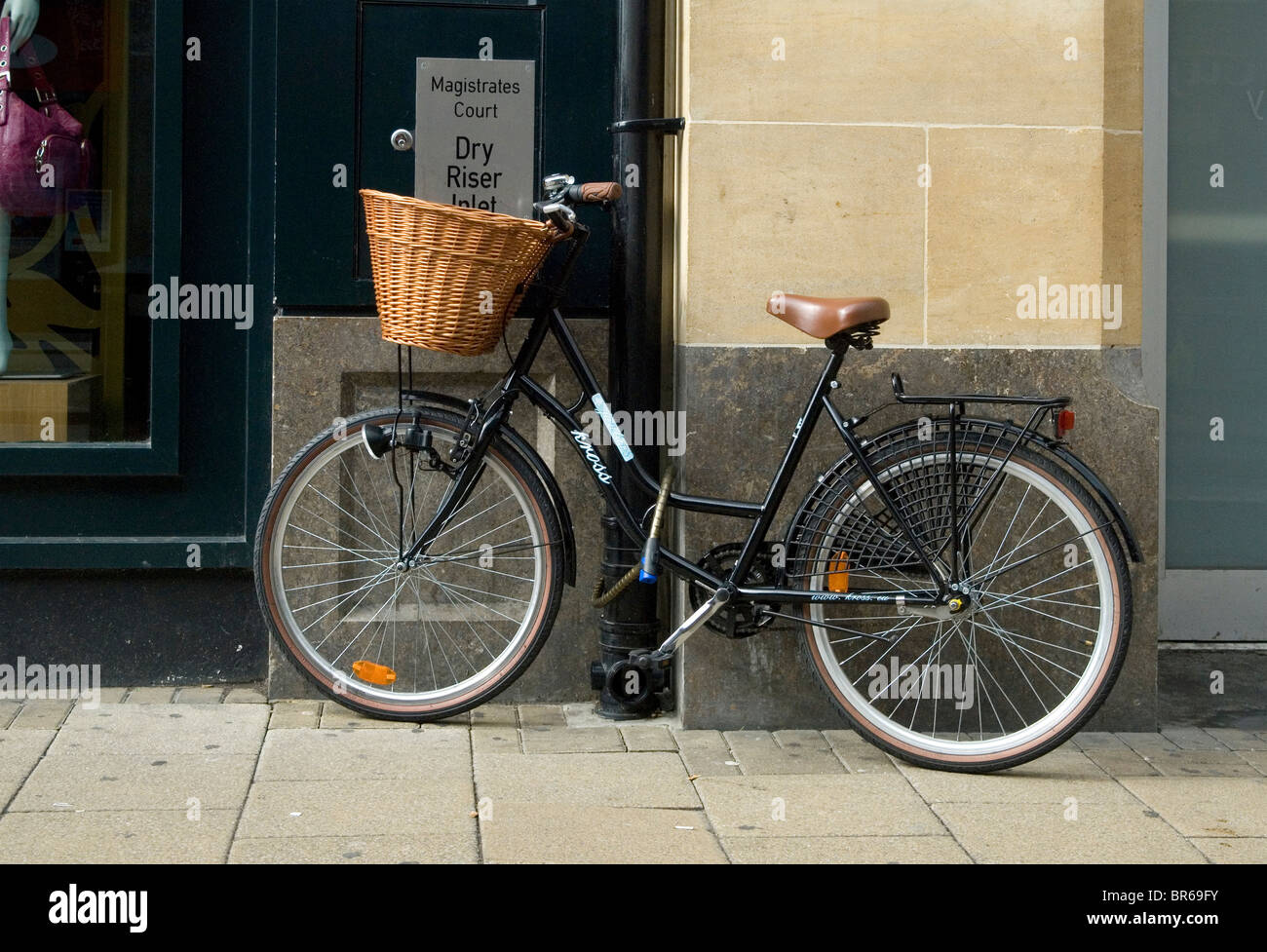 Kross Damen Fahrrad befestigt ein Fallrohr außerhalb der Cambridge Magistrates Court, Cambridge Stockfoto