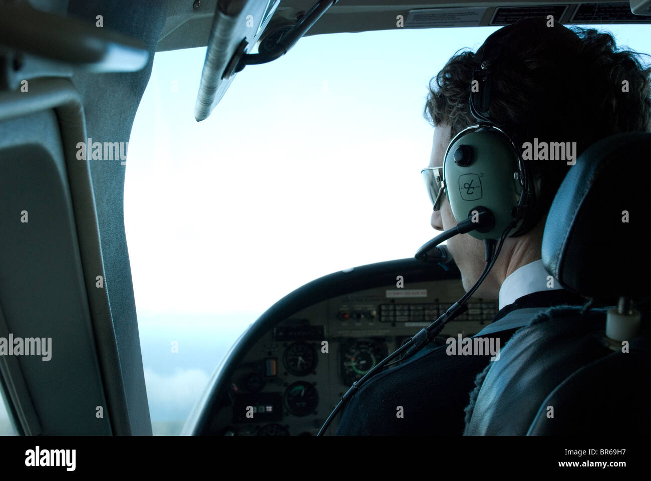 Pilot des kleinen Passagierflugzeug blickt über den Wolken, der Koch gerade, Neuseeland Stockfoto