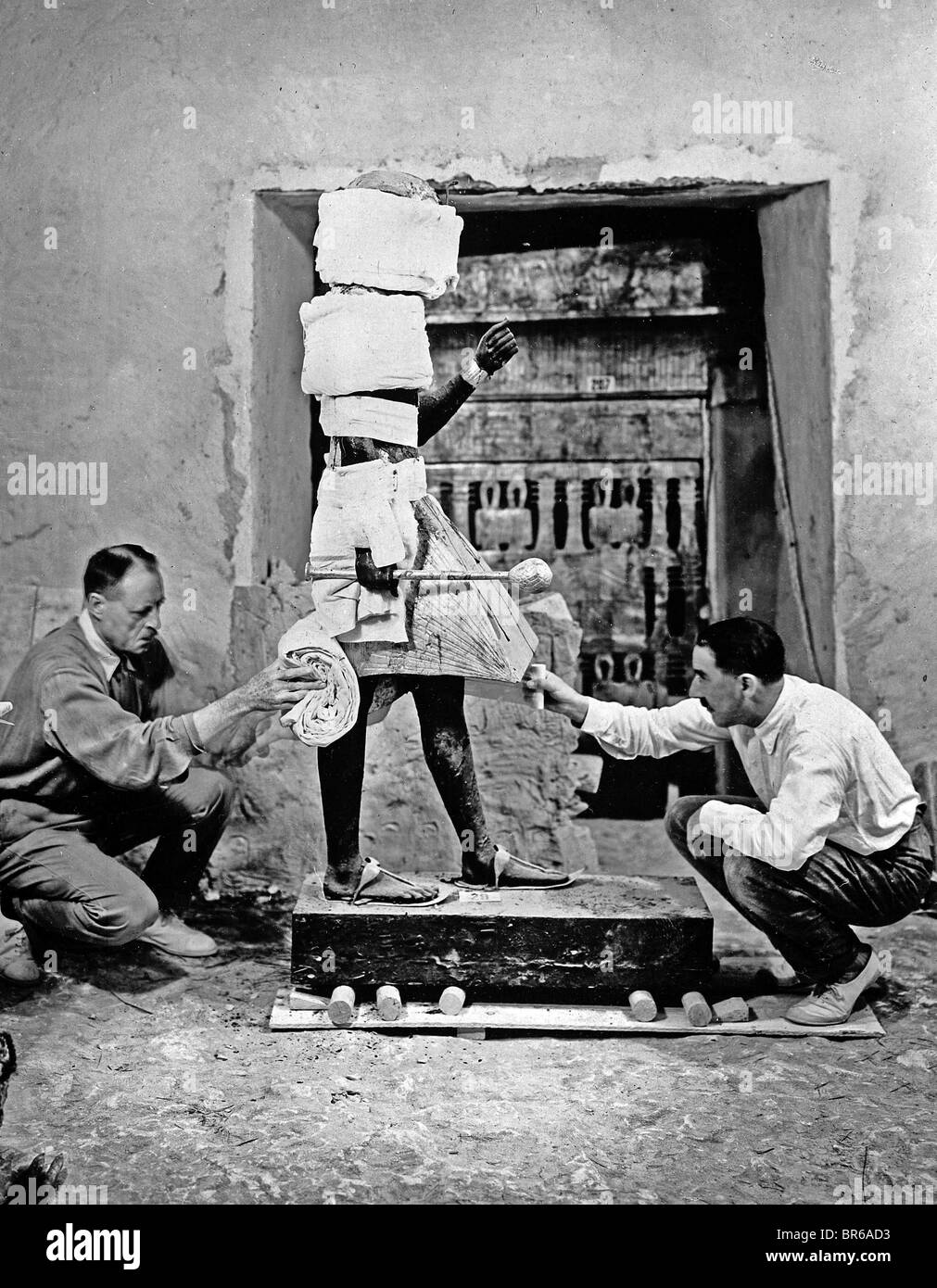 Howard Carter entdeckt das Grab des Tutanchamun im Tal der Könige, in der Nähe von Luxor in Ägypten im November 1922. Von Bildmaterial im Archiv der Presse Portrait Service (ehemals Presse Portrait Präsidium) gescannt Stockfoto