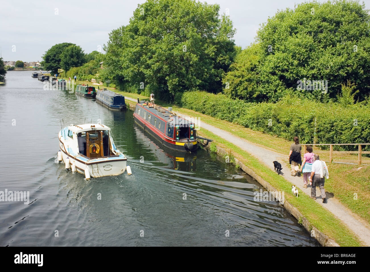 Glasson Dock, Lancaster, Lancashire, England. Schmale Boote vertäut am Fluß Lune. Stockfoto