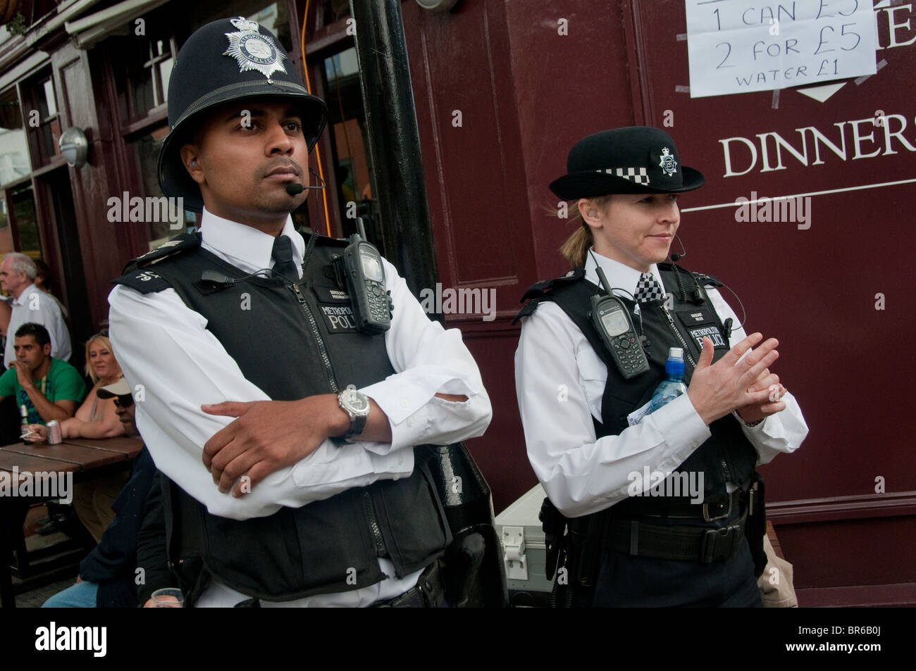 Eine asiatische männliche Polizisten und eine weiße Polizistin im Dienst in London Stockfoto