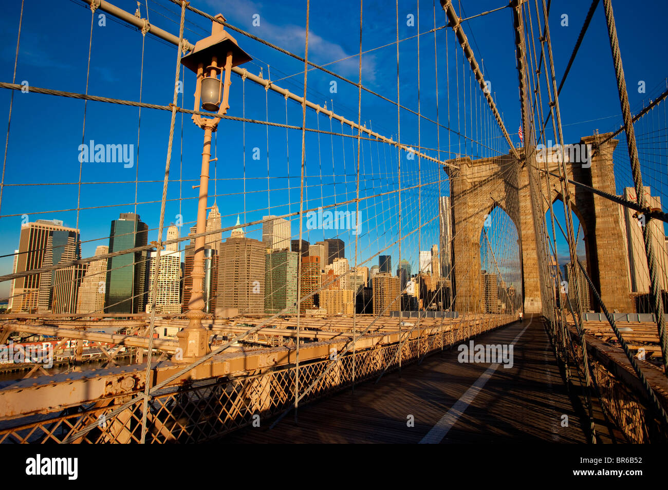 Fußgängerweg entlang der Brooklyn Bridge mit den Gebäuden des Financial District über New York City, USA Stockfoto