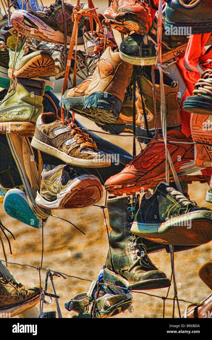 Nahaufnahme der Schuhe auf einen "Schuh-Zaun" Stockfoto