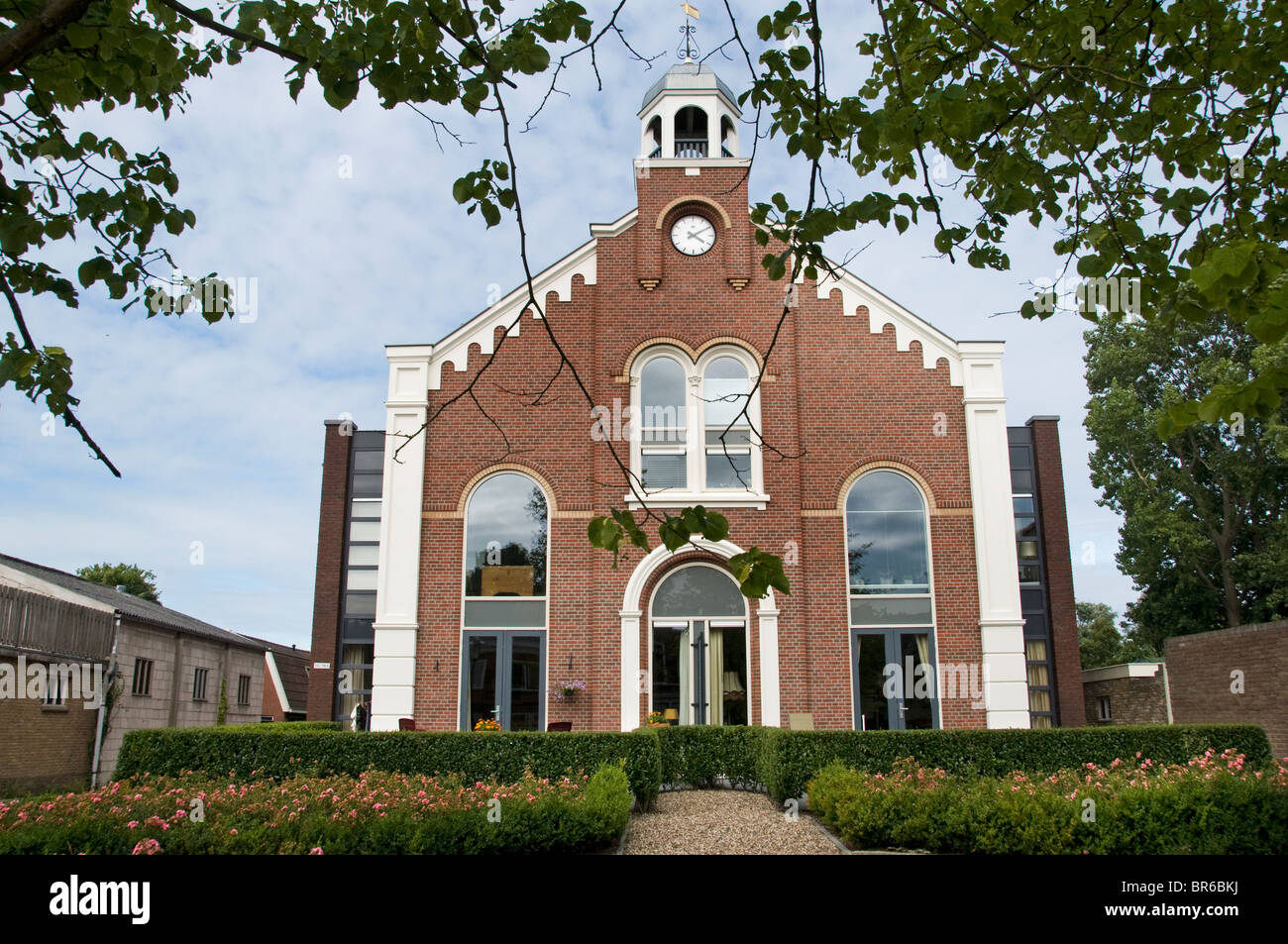 Niederlande Workum Friesland den Umbau der alten Kirche (Gereformeerde Kerk 1887-2005) als Appartementhaus Stockfoto