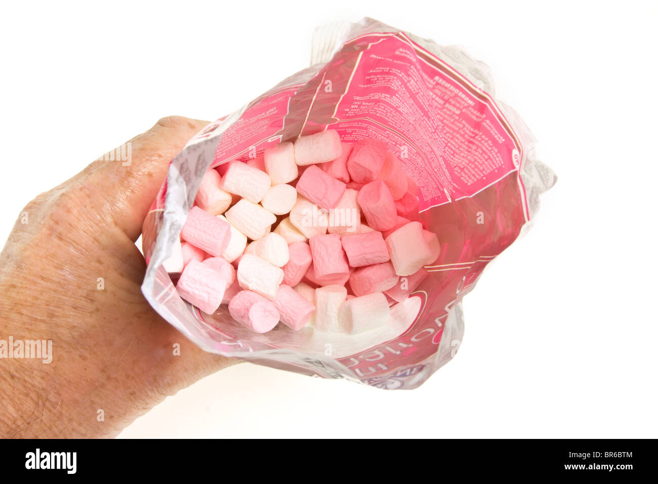 Hand, die Tasche von weiche kleine Marshmallows Geste zu teilen. Stockfoto