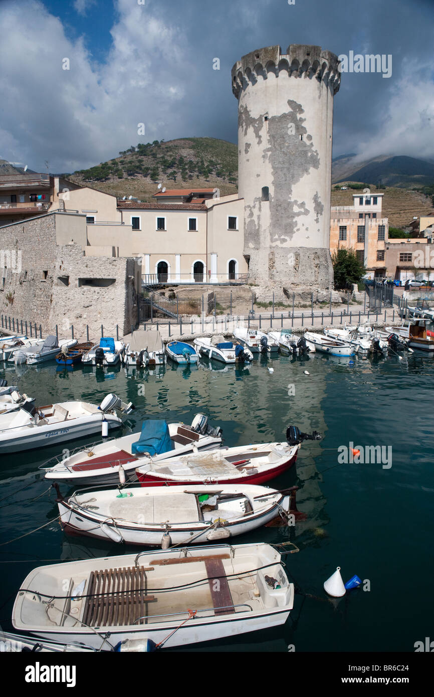 touristischen Boote im kleinen Hafen mit Torre di Mola auf Hintergrund Formia Kampanien Italien Stockfoto